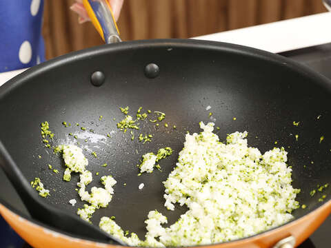 鍋中加入2大匙食用油燒熱,倒入白飯、花椰菜碎末拌炒,加鹽調味後起鍋備用。(攝影/楊智仁)