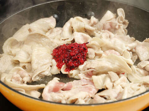 將五花肉片炒熟後,加入紅糟拌炒均勻,加入鹽、糖快速拌勻後起鍋。(攝影/楊智仁)
