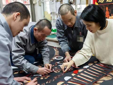 成若涵指導受刑人創作燈節紙雕作品，讓他們一起參與公共活動