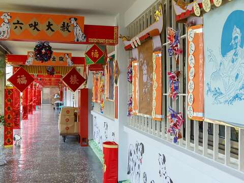 臺北監獄受刑人在春節期間以紙藝作品布置工場