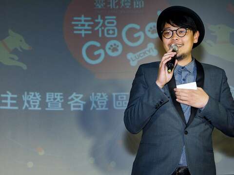 燈節藝術統籌阿福介紹臺灣年輕藝術設計團隊。