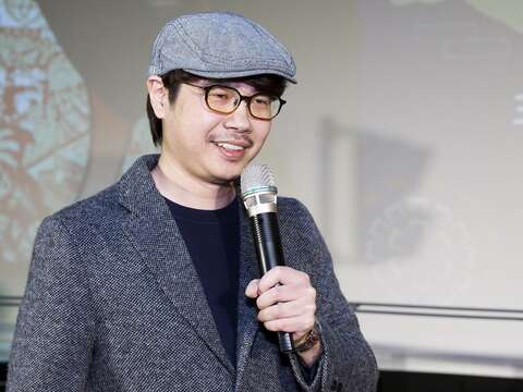 主燈設計師陳政守以幸福魔力狗攜手共創幸福GOGOGO。