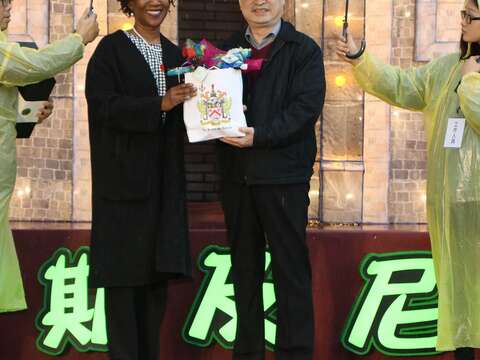 聖國大使與鄧副市長交換禮物.JPG