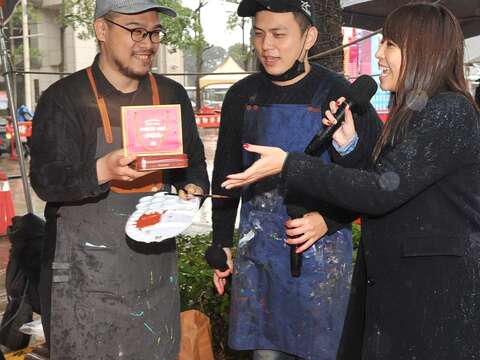 觀光傳播局長陳思宇帶著幸福小點心去探插畫家的班.JPG