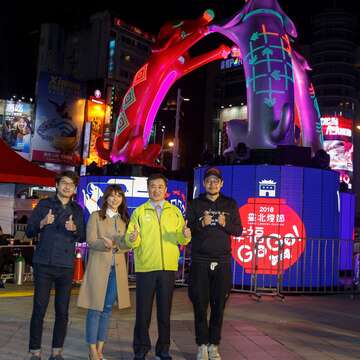 （由右至左）藝術統籌阿福與陳景峻副市長、觀傳局局長陳思宇、主燈設計師陳政守邀請民眾燈節期間一起來賞燈
