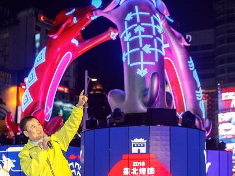 陳景峻副市長對於主燈秀感到十分滿意