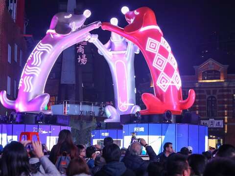 主燈幸福魔力狗照亮臺北西城夜空