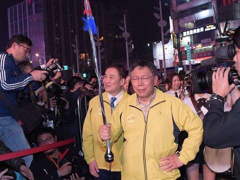 市長柯文哲變身指揮家入場超吸睛