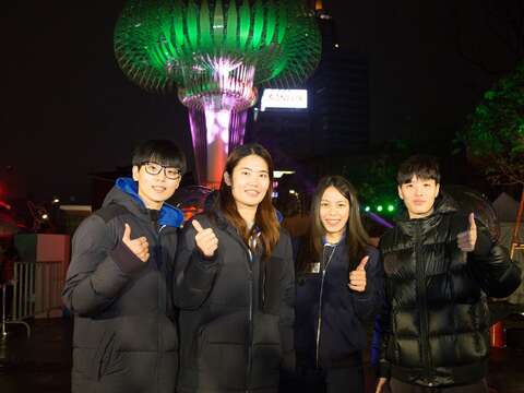 世大運舉重金牌郭婞淳與女籃隊員相約臺北燈節賞燈。