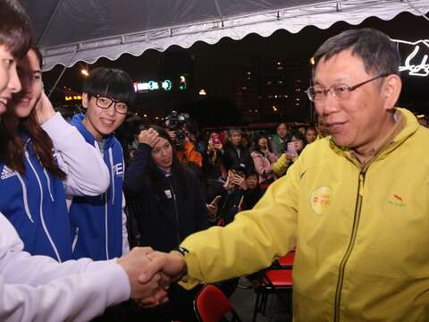 柯p市長與世大運女籃在北門廣場相見歡！.JPG