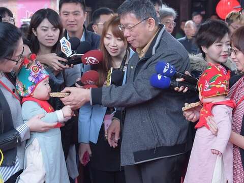 Mayor Attends Traditional Ceremony for One-year-olds at Lin An Tai Historical House