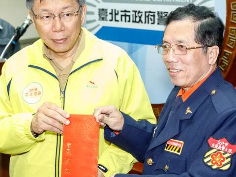 市長柯文哲致贈加菜金慰勞辛苦的警察同仁