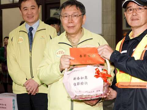 市長柯文哲致贈加菜金慰勞辛勞的環保局同仁