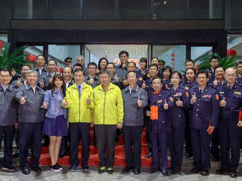 市長柯文哲與警局同仁合影
