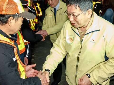 臺北市長柯文哲專程前往燈區會場為同仁打氣