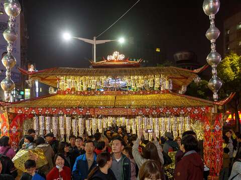 全手工的混搭風的這座「神(奇)廟(宇)」，成為今年燈節最有年輕獨立風格的一個作品