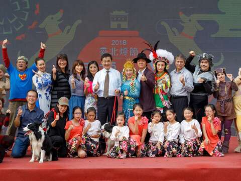 陳景峻副市長與表演團體一同歡迎民眾來西門踩街，到北門點燈。