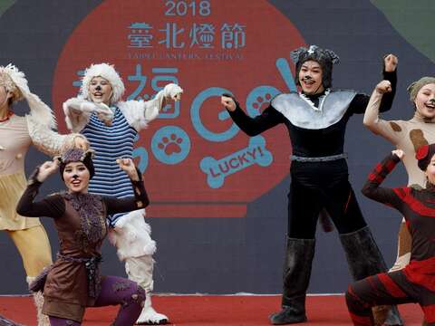如果兒童劇團呼應金狗年為踩街大遊行扮裝演出。