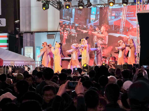 與主燈「幸福魔力狗」燈光秀共同演出的「狗來福旺照滿城」，是今年主舞臺的亮點大秀之一。
