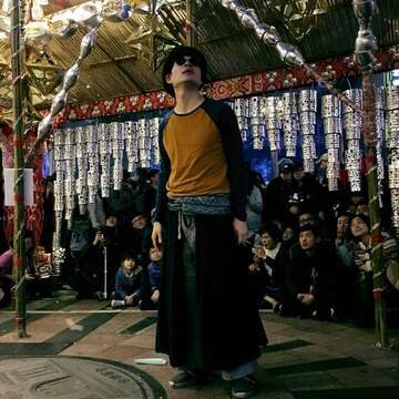 今晚8點在「重生善性」的大妙人生小丑表演將搭配作品互動燈光秀，帶給民眾不一樣的感官享受