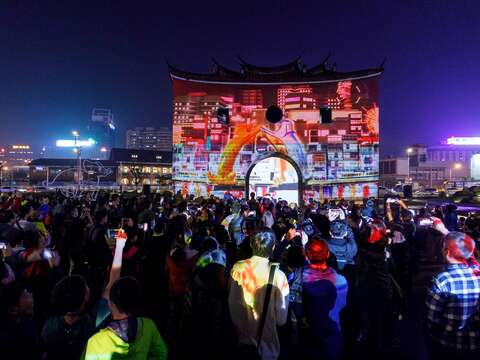 明(3)日20：20邀請民眾一起舉起手機打開閃光燈，完成巨大地景燈海，造就今年燈節最美麗的畫面。