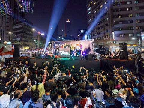 大批民眾湧入「愛你愛妳幸福點燈」活動會場，成為今年臺北燈節最值得記錄的一刻