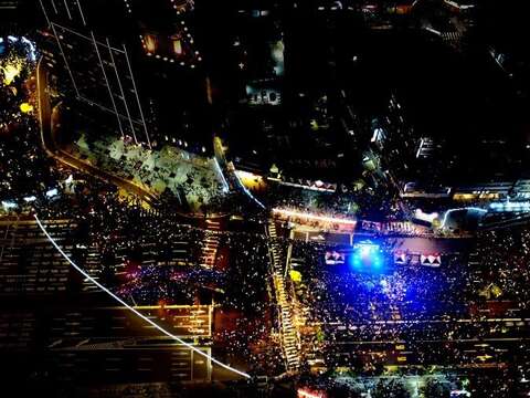 市民齊心完成巨大狗型燈海，打造人型燈籠地景壯舉