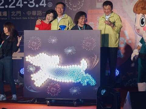 市長柯文哲與夫人帶領著大家相互擁抱，留住這彼此相愛的溫暖時刻