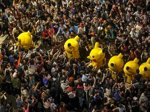 精靈寶可夢皮卡丘走入會場，吸引民眾爭相搶拍