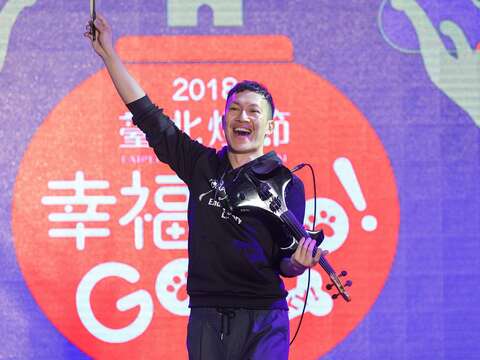 蘇打綠團員阿龔義氣相挺為燈節閉幕式演出。