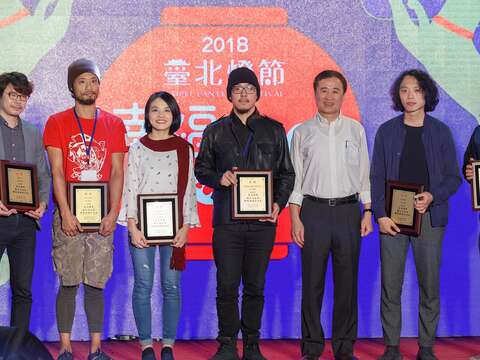 臺北市副市長陳景峻頒發感謝狀，謝謝藝術家及每一個贊助臺北燈節的團體單位