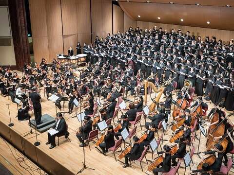 國立臺灣師範大學音樂系各團合唱團及管弦樂團於中山堂中正廳。b