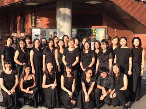 國立臺灣師範大學音樂系大四女生團合照。