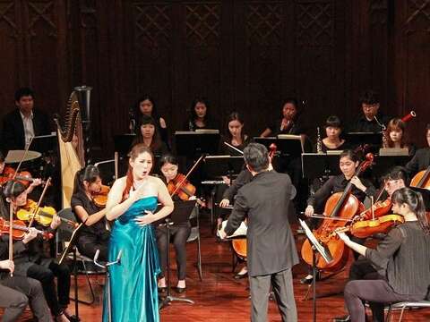 國立臺灣師範大學音樂系弦樂團與女高音演出。