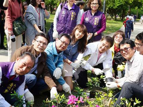 陳景峻副市長、觀傳局長、公園處長及在地里長今天親手種下杜鵑花、響應植樹節精神