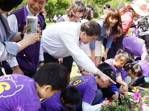 陳景峻副市長今天和龍安國小學生一同親手種杜鵑花，「以花代樹」，小朋友都感到新鮮有趣
