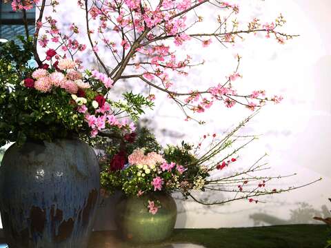 台北探索館「華之盛采」花藝特展今天開展，主作品利用杜鵑花等各色花卉展現百花齊放的美麗，歡迎民眾參觀。