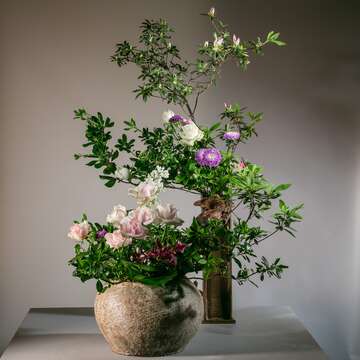 「華之盛采」特展中代表春天的作品，運用杜鵑花、油柑、玫瑰等花卉展現春天溫柔的氣息。