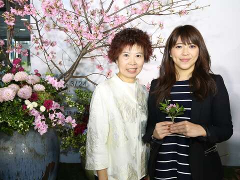 觀傳局長陳思宇(右)感謝中華花藝王愛珠老師的花藝作品為市府大廳帶來春天氣息。.JPG