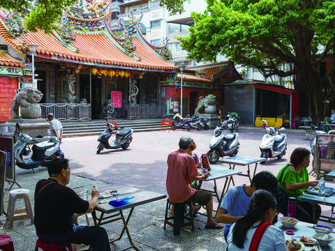 大稻埕慈聖宮廟埕前保留著台北小吃的味覺記憶。(攝影/楊智仁)