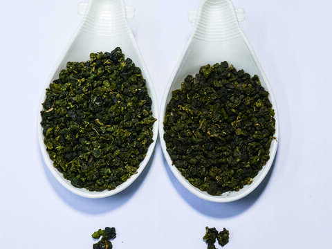 由茶葉的顏色、外觀可大致判別優劣。（攝影／劉德媛）