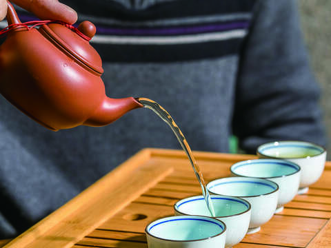 倒茶7分滿，才不易燙手或潑灑出來。（攝影／劉德媛）