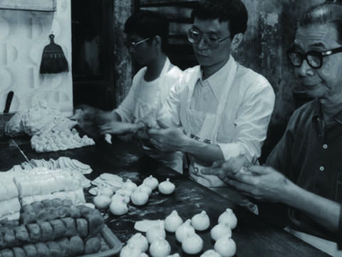 傳統糕餅多以人工捏製，講究真材實料。（圖／李亭香餅店提供）