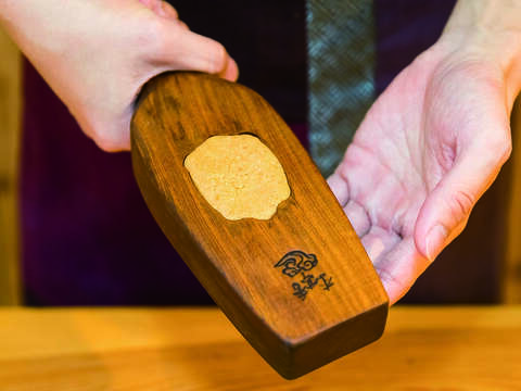 傳統中式糕餅以木製模型壓製各種吉祥圖案，寄託著深深的祝福。（攝影／劉德媛）