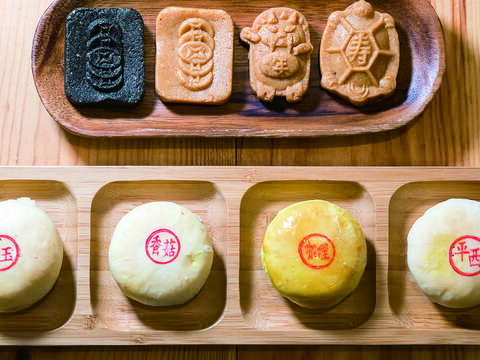 傳統中式糕餅以木製模型壓製各種吉祥圖案，寄託著深深的祝福。（攝影／劉德媛）