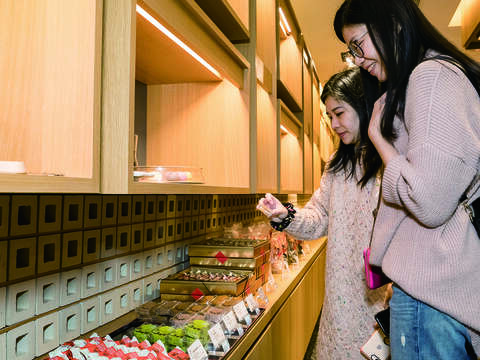 中式糕餅在產品式樣、口味、包裝上力求創新，成為許多觀光客必買的伴手禮。（攝影／劉德媛）