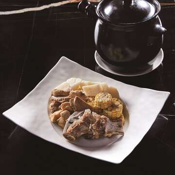 陽明山山藥玉米排骨煲湯滋味甘甜,山藥入口即化。(攝影/梁忠賢)