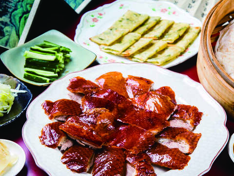 「華泰片皮鴨」因獨門技法而潤澤油亮,更獨創在餅皮中包入甜酸薑,去油解膩。(攝影/李東陽)