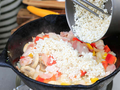 鮮蔬培根燉飯步驟2（攝影／楊智仁）