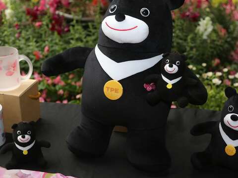 台北杜鵑花季推出限量「花漾熊讚」，大中小熊三種尺寸非常可愛.JPG
